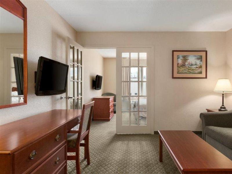 Days Inn & Suites By Wyndham Winkler Dış mekan fotoğraf