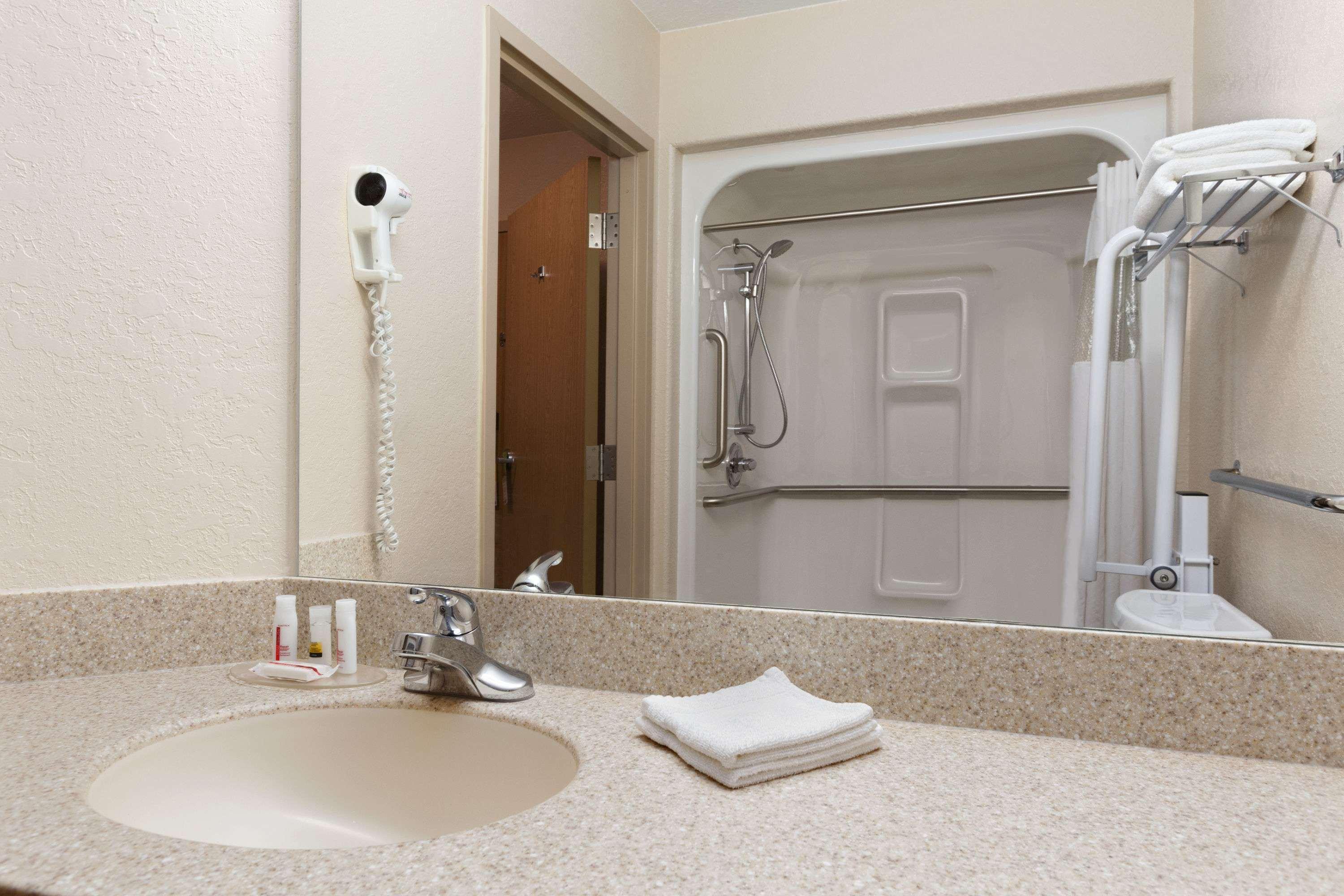 Days Inn & Suites By Wyndham Winkler Dış mekan fotoğraf