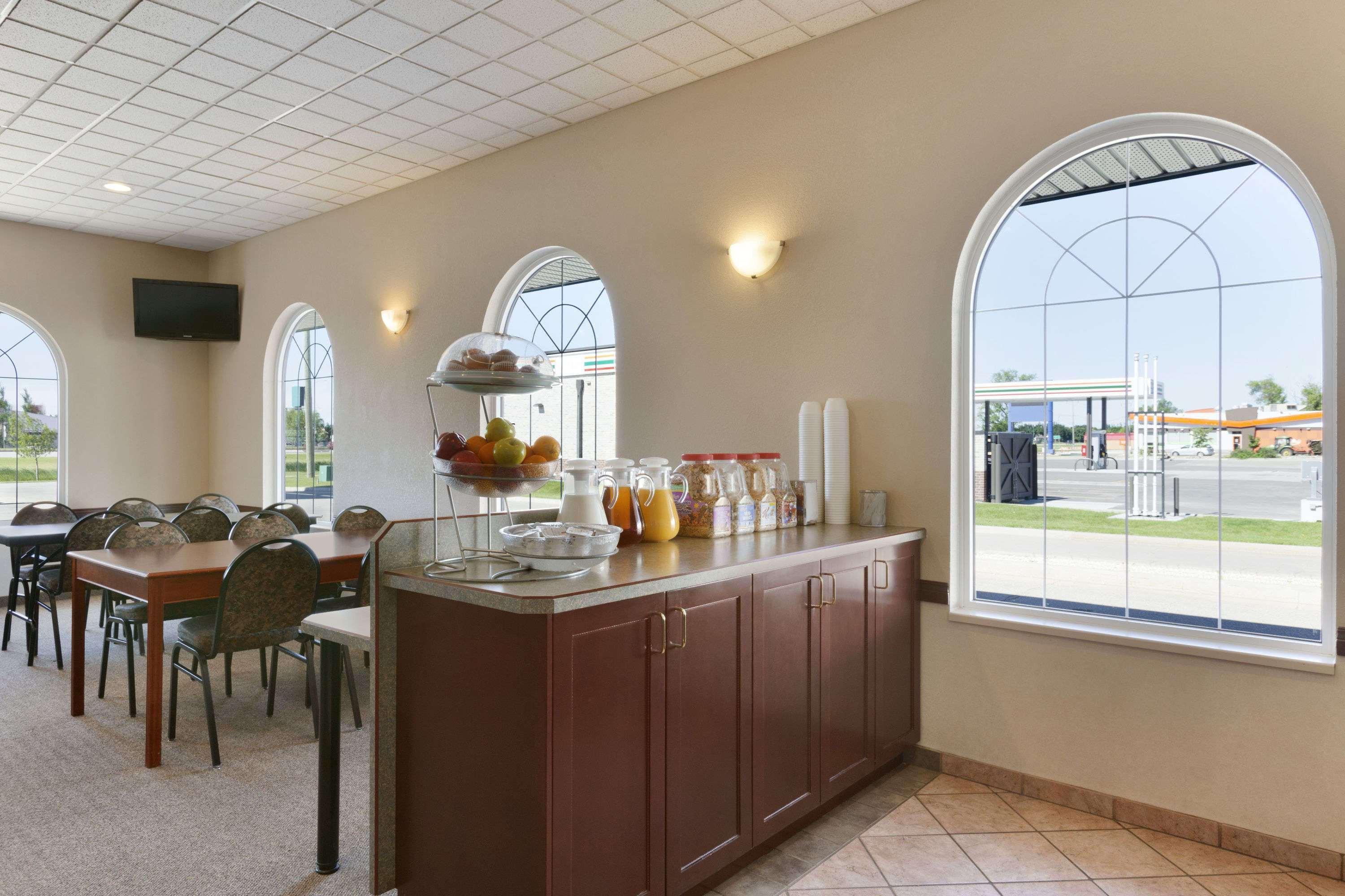 Days Inn & Suites By Wyndham Winkler Dış mekan fotoğraf